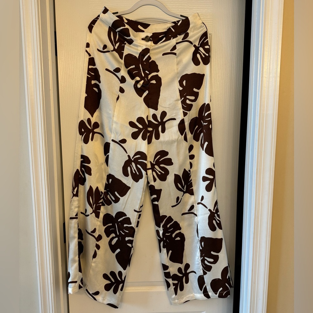 Women’s Floral Print - Wide Leg pants Size Large